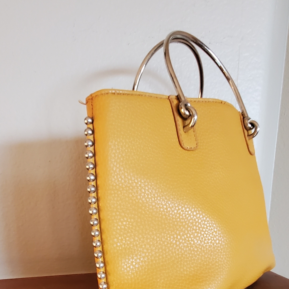Handbags - Picture 6 of 8